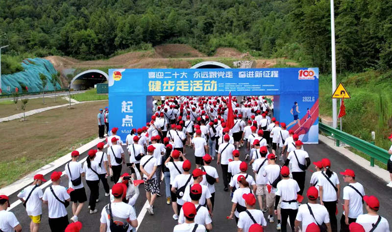 池州市團(tuán)委“喜迎二十大、奮進(jìn)新征程、永遠(yuǎn)跟黨走”健步走活動(dòng)在公司G318項(xiàng)目舉行6